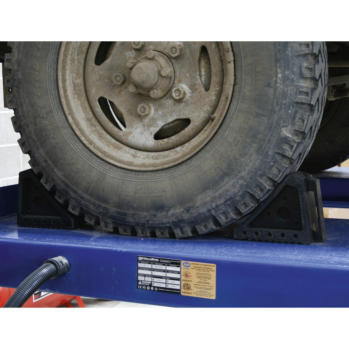 Rubber Wheel Chocks 1.8kg - Pair - Image 3